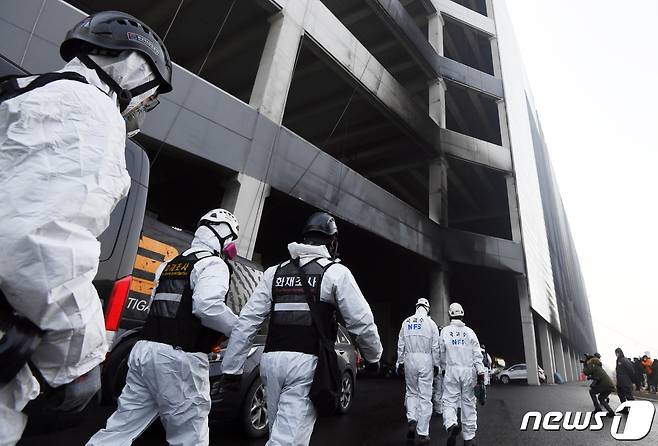 팸스 물류센터(냉동창고) 신축공사장 화재사고에 대한 1차 합동감식이 시작된 10일 오전 경기도 평택시 팸스 물류센터 화재현장으로 경찰, 소방, 국과수 등 유관기관 관계자들이 합동감식을 위해 들어가고 있다. 2022.1.10/뉴스1 © News1 김영운 기자