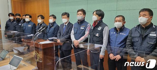 10일 안호영 국회의원(오른쪽 다섯번째)과 한국노총 전북지역본부가 전북도의회 브리핑룸에서 기자회견을 갖고 있다.2022.1.10/뉴스1