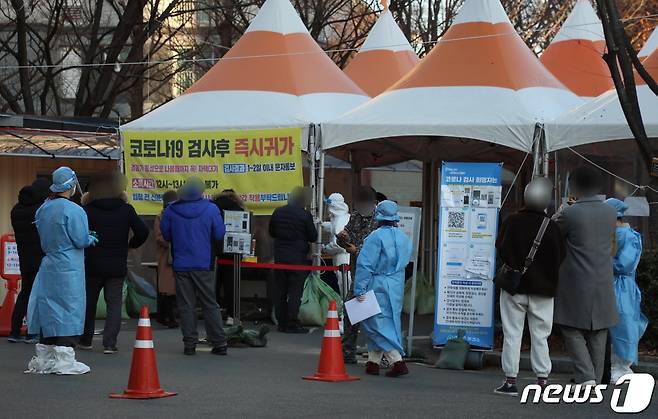 부산 연제구보건소 선별진료소에서 시민들이 PCR검사를 받기 위해 대기하고 있다.(사진은 기사 내용과 무관함) / © 뉴스1 노경민 기자