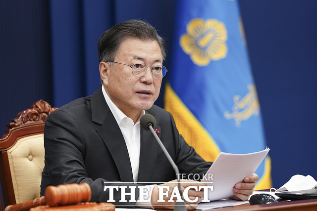 문재인 대통령은 임기 말 역대 최고의 지지율을 기록하고 있다. 여기에는 비교 대상에 대한 부정적 평가도 상당한 영향을 끼친 것으로 풀이된다. 문 대통령이 지난 4일 청와대에서 2022년 첫 국무회의를 주재하는 모습. /청와대 제공