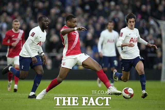 모어캠비전에서 콘테 감독의 선수 교체에 불만을 표시하며 느리게 걸어나와 팬들의 야유를 받은 탕퀴 은돔벨레(완쪽)./런던=AP.뉴시스