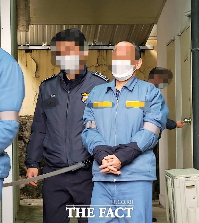 서울 미아동 여성 2명 살인미수 혐의를 받는 무기수 이씨가 '무죄'를 선고받고 의성지원을 나오고 있다./의성=이민 기자