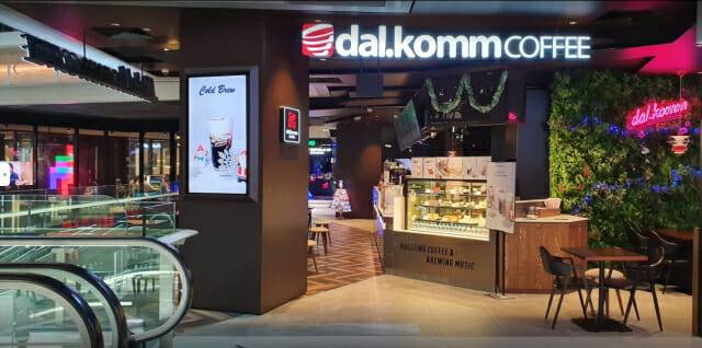 다날에프엔비가 해외 프랜차이즈에 대한 상생지원을 시작한다. 사진은 달콤커피 싱가포르 푸난점 모습.