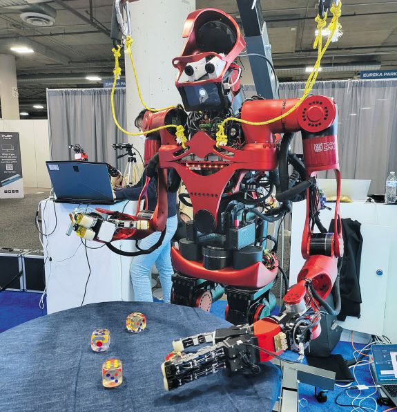 주사위 쌓는 로봇 - 악수하고 주사위를 쌓을 수 있는 서울대학교 동적로봇시스템 연구실의 로봇 ‘토카비’. /라스베이거스=장형태 기자