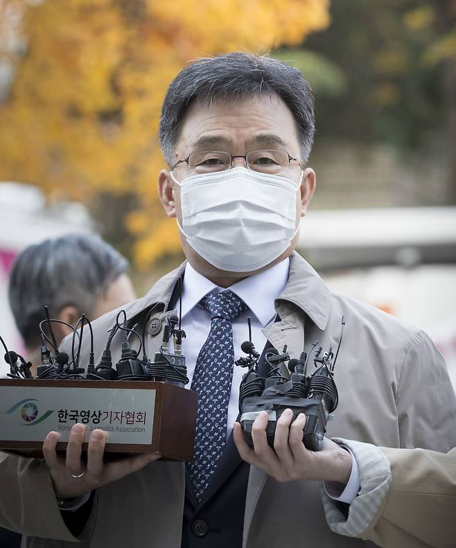 대장동 개발 특혜 의혹 사건으로 구속 기소된 김만배씨가 2021년 11월 3일 서울중앙지법에서 열린 영장 실질 심사에 출석하기 위해 법정으로 향하고 있다./김지호 기자