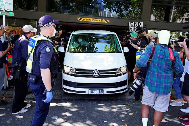10일 노바크 조코비치가 탄 것으로 추정되는 차량이 억류되어있던 호주 멜버른의 호텔을 나서고 있다./로이터 연합뉴스