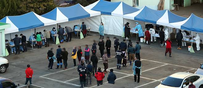 지난 7일 오전 집단감염이 발생한 서구 남부민동 부산공동어시장에 설치된 임시 선별검사소에서 이 어시장 종사자들이 진단검사를 받고 있다./뉴시스