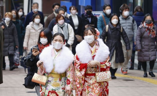 일본 전통 복장인 기모노 차림의 여성들이 ‘성인의 날’ 공휴일인 10일 20세 성인이 된 것을 축하하며 시부야 거리를 걷고 있다.ⓒ연합뉴스