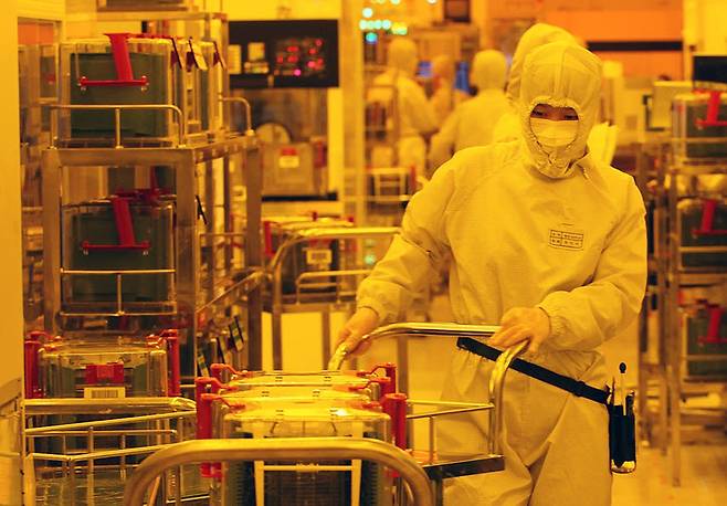 DB하이텍 부천 팹 연구원 모습