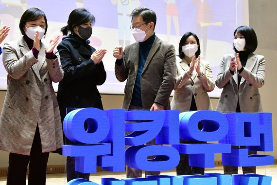 이재명 더불어민주당 대선 후보(가운데)가 10일 서울 동작구 대방동 스페이스살림에서 열린 '일하는 여성을 위한 스타트업 대표 간담회'에서 기념촬영을 하며 참석자들과 인사를 하고 있다. 사진=박범준 기자