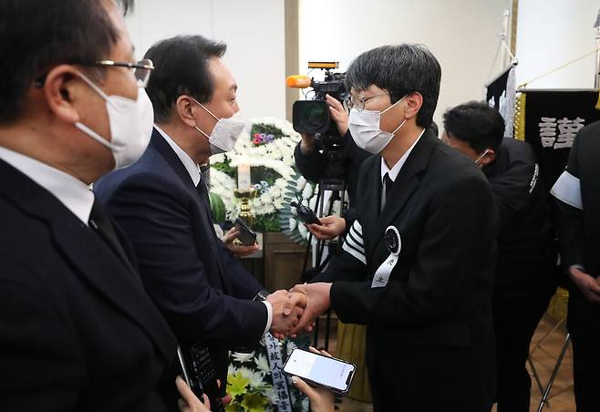 윤석열 국민의힘 대선 후보가 10일 오후 광주 동구 학동 조선대병원 장례식장에 마련된 배은심 여사의 빈소를 찾아 조문한 뒤 유족 이훈열씨를 위로하고 있다. 광주/김태형 기자