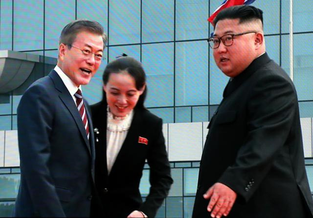 2018년 9월 18일 평양에서 남북정상회담이 열릴 당시, 문재인 대통령과 김정은 북한 국무위원장이 만나는 모습이 서울 동대문디자인플라자(DDP)에 차려진 남북정상회담 평양 서울 프레스센터 대형 화면에 중계된 모습. 뉴시스