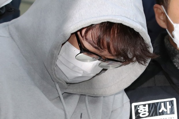 신변보호를 받던 여성의 가족을 살해한 혐의를 받는 이석준이 지난해 12월17일 오전 서울송파경찰서에서 검찰로 송치되고 있다. 사진=뉴스1