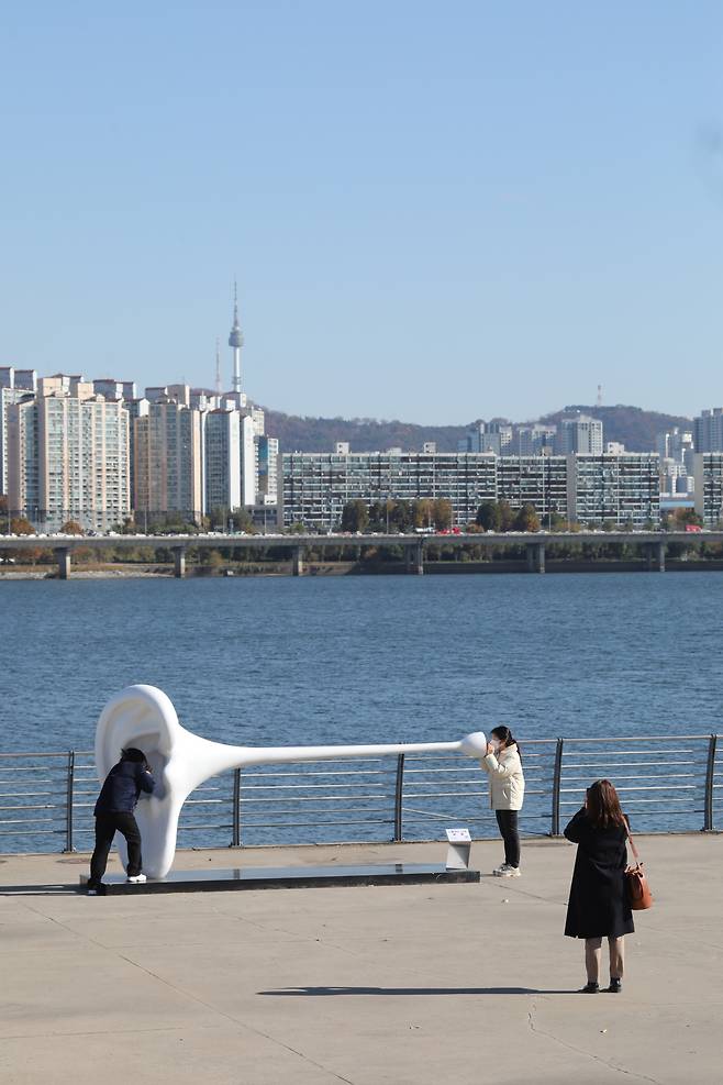 A rending of a sculpture exhibition at Yeouido Hangang Park that will run through Jan. 15. (Seoul Metropolitan Government)