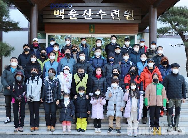 프렌즈봉사단과 가족들이 지난 8일 광양시 백운산 일대에서 ‘혹한기 야생동물 먹이주기’ 행사를 가진 뒤 기념촬영을 했다. (사진=광양제철소 제공)