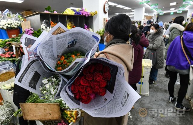 10일 서울 서초구 양재동 화훼공판장의 생화 꽃 도매시장에서 꽃들이 판매되고 있다.