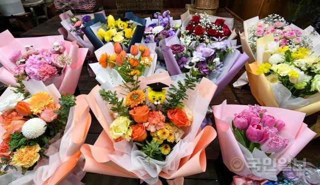 10일 서울 서초구 양재동 화훼공판장의 지하 꽃시장에서 졸업 꽃다발이 판매되고 있다.