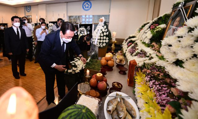 국민의힘 윤석열 대선 후보가 10일 오후 광주 동구 조선대학교병원 장례식장에 마련된 배은심 여사 빈소를 조문하고 있다. 사진공동취재단