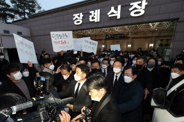 국민의힘 윤석열 대선 후보가 10일 오후 광주 동구 조선대학교병원 장례식장에서 배은심 여사 빈소 조문을 마치고 돌아가던 중 대학생단체 회원들로부터 항의를 받고 있다. 연합뉴스