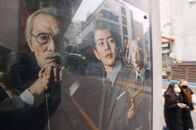 배우 오영수가 출연 중인 연극 '라스트 세션' 포스터가 10일 서울 대학로 극장 앞에 붙어 있다. 연합뉴스