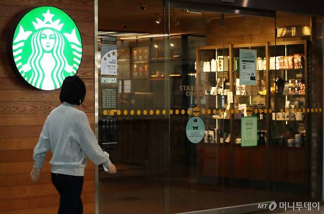 스타벅스코리아가 오는 13일부터 일부 음료 가격을 100~400원씩 인상한다고 밝힌 7일 서울 중구 프레스센터 스타벅스를 찾은 고객들이 매장 이용을 위해 들어서고 있다. /사진=김휘선 기자 hwijpg@