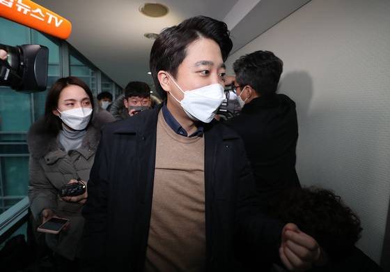 이준석 국민의힘 대표가 10일 오후 김종인 전 국민의힘 총괄선대위원장과 만나기 위해 서울 종로구의 한 오피스텔에 위치한 김 전 위원장의 사무실로 향하고 있다. 2022.1.10/뉴스1