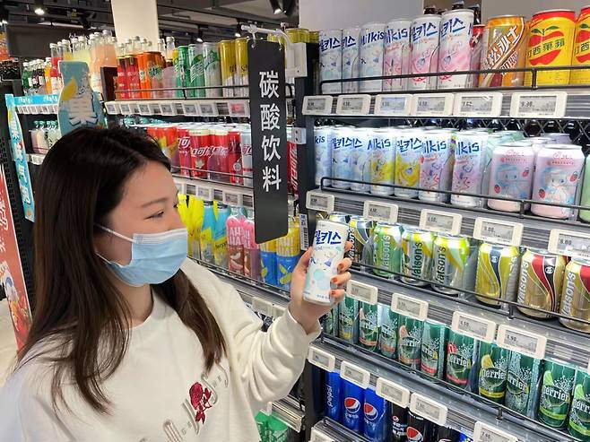 롯데칠성음료는 지난해 중국 시장에 유성탄산음료 '밀키스'를 약 2500만캔(250mL 환산 기준) 수출했다. 사진은 중국 상해 허마마트. /사진제공=롯데칠성음료