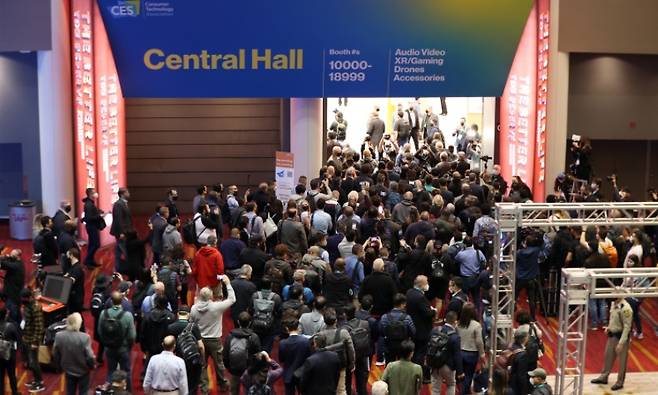 세계 최대 전자·IT 전시회인 'CES 2022' 이 개막한 5일(현지시간) 미국 네바다주 라스베이거스 컨벤션센터에서 관람객과 취재진이 전시장 입장을 시작하고 있다. [연합]