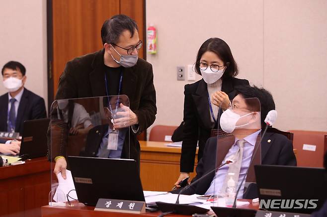 [서울=뉴시스] 김선웅 기자 = 박주민 더불어민주당 간사와 장제원 국민의힘 간사가 10일 오후 서울 여의도 국회에서 열린 법제사법위원회 전체회의에서 대화하고 있다. (공동취재사진) 2022.01.10. photo@newsis.com