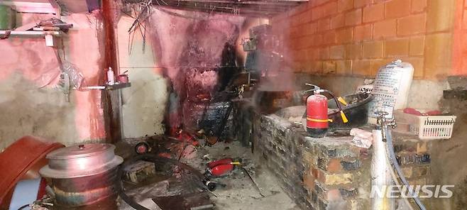 [청주=뉴시스] 임선우 기자 = 10일 오후 5시26분께 충북 청주시 흥덕구 옥산면 한 주택 아궁이에서 불이 나 별채 일부를 태운 뒤 40여분 만에 진화됐다. 인명 피해는 없었다. (사진=청주서부소방서 제공) 2022.01.10. photo@newsis.com
