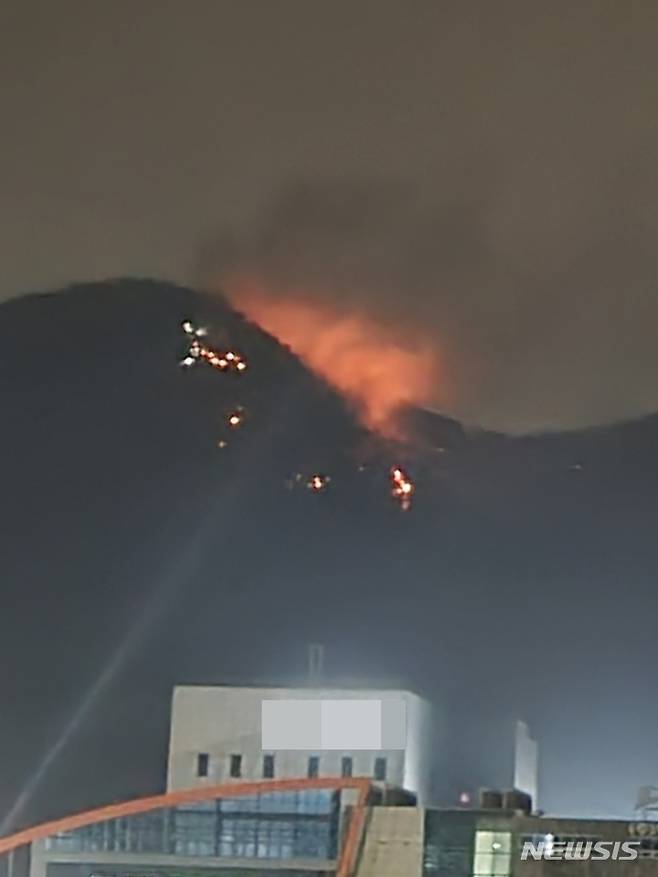 [이천=뉴시스] 이천 설봉산 불. 2022.1.10. (사진=이천시 제공)