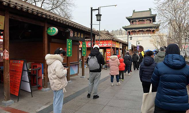 중국 톈진에서 9일부터 신종코로나바이러스감염증(코로나19) 전수 검사가 시작된 가운데 주민들이 검사소에 줄지어 차례를 기다리고 있다. AFP연합뉴스