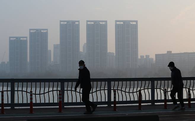 10일 서울 서초구 반포한강공원에서 바라본 도심이 뿌옇게 보인다. 뉴스1
