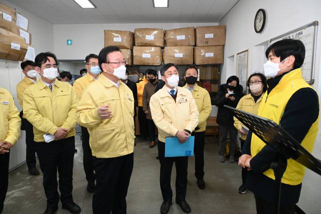 김부겸 국무총리가 10일 노숙인 지원현장인 서울역희망지원센터를 방문해 둘러보고 있다./연합뉴스