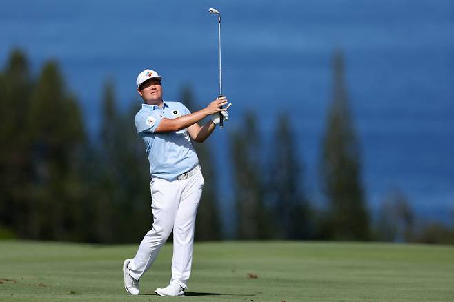 임성재가 10일 미국 하와이주 마우이섬의 카팔루아 플랜테이션 코스에서 열린 PGA 투어 센트리 토너먼트 오브 챔피언스 최종라운드 4번홀에서 어프로치샷을 하고 있다. ㅣ게티이미지