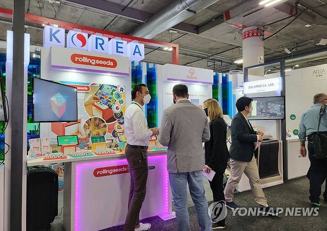 KOTRA-KEA, 'CES 2022'서 통합한국관 운영 (서울=연합뉴스) KOTRA가 한국전자정보통신산업진흥회(KEA)와 공동으로 5일~7일(현지시간) 미국 라스베이거스에서 개최되는 'CES 2022'에서 78개 첨단기업으로 구성된 통합한국관을 운영한다. 사진은 CES 2022 통합한국관 참가기업들이 바이어와 상담하는 모습. 2022.1.6
    [KOTRA 제공. 재판매 및 DB 금지] photo@yna.co.kr
