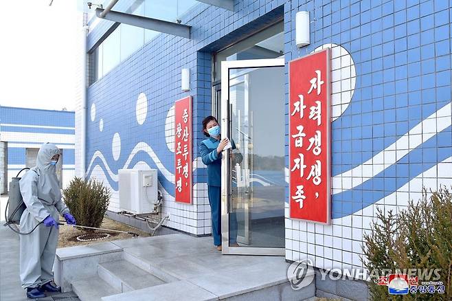 방역사업 강화하는 평양 대성산샘물공장 (평양 조선중앙통신=연합뉴스) 평양 대성산샘물공장 종업원들이 코로나바이러스 감염증(코로나19) 방역을 위해 비상방역사업을 강화하고 있다고 조선중앙통신이 5일 보도했다. 2021.4.5 
    [국내에서만 사용가능. 재배포 금지. For Use Only in the Republic of Korea. No Redistribution] nkphoto@yna.co.kr