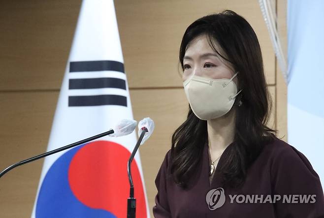 발표하는 이종주 통일부 대변인 (서울=연합뉴스) 김승두 기자 = 이종주 통일부 대변인이 30일 정부서울청사 브리핑실에서 김정은 북한 국무위원장의 시정연설에 대한 입장을 발표하고 있다. 2021.9.30 kimsdoo@yna.co.kr