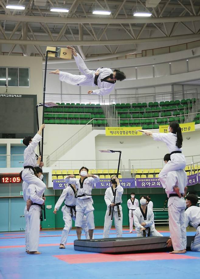 동신대에서 훈련중인 세계태권도연맹시범단원들 [동신대 제공]