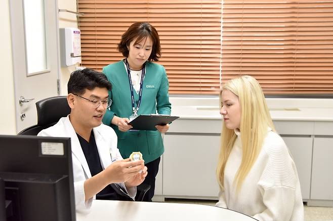 보건복지부 외국인환자 유치 의료기관 지정     (화순=연합뉴스) 화순전남대병원이 대학병원 중 유일하게 보건복지부로부터 '외국인환자 유치 우수 의료기관(KAHF)'으로 지정됐다. 유영재 국제메디컬센터장이 외국인환자를 진료하는 자료사진. 2022.1.10 [화순전남대병원 제공. 재판매 및 DB 금지]
    areum@yna.co.kr
(끝)