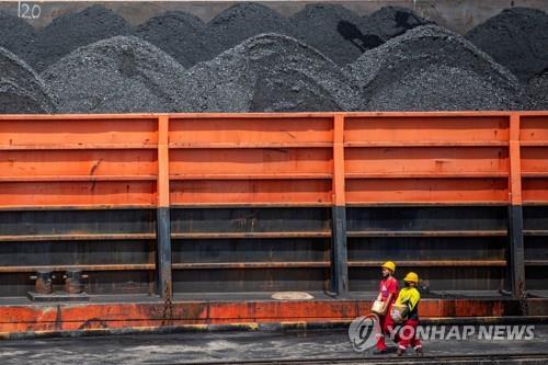 인도네시아 수마트라섬 팔렘방 항구에 쌓인 석탄 [로이터=연합뉴스]
