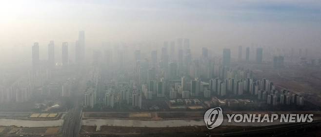 미세먼지에 갇힌 도심 [연합뉴스 자료사진]