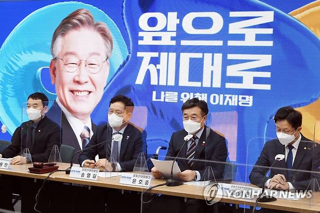 발언하는 윤호중 공동선대위원장 (서울=연합뉴스) 하사헌 기자 = 더불어민주당 윤호중 공동선대위원장이 10일 서울 여의도 당사에서 열린 중앙선거대책위원회 회의에서 발언하고 있다. 2022.1.10 [국회사진기자단] toadboy@yna.co.kr