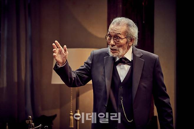 지난 7일 서울 종로구 대학로 TOM 1관에서 개막한 연극 ‘라스트 세션’에서 프로이트 역을 맡은 배우 오영수의 공연 장면(사진=파크컴퍼니)