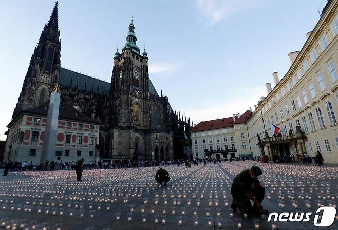 체코 프라하 광장에서 시민들이 코로나19 사망자들을 추모하고 있다. © 로이터=뉴스1 © News1 정윤영 기자