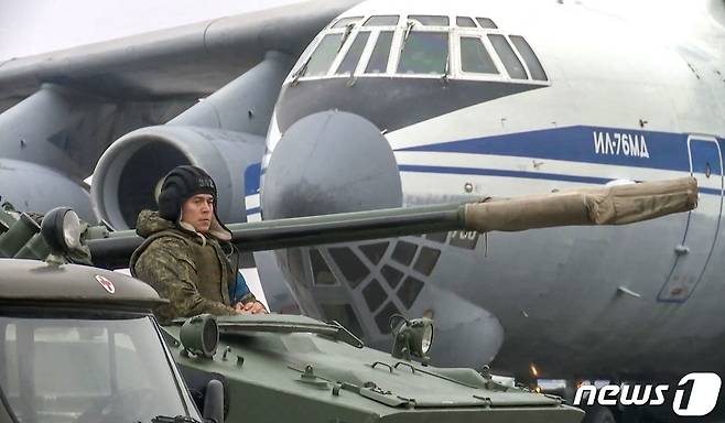 지난 9일(현지시간) 반정부 시위가 발생한 카자흐스탄 알마티의 공항에 러시아 평화유지군의 장갑차가 도착을 하고 있다. © AFP=뉴스1 © News1 우동명 기자