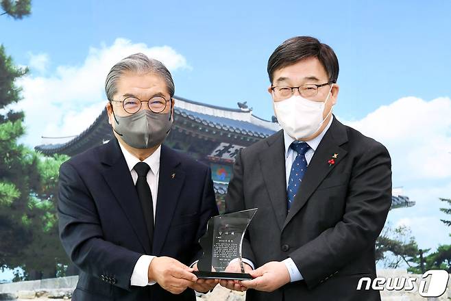 신동헌 시장(오른쪽)이 이재정 경기도교육감으로부터 표창을 받고 있다.(광주시 제공) © News1