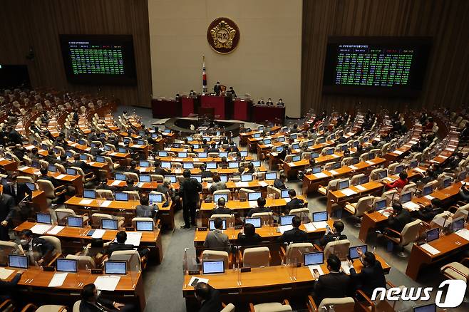 정당에 가입할 수 있는 연령을 현행 만 18세에서 만 16세로 낮추는 내용의 정당법 개정안이 11일 국회 본회의를 통과하고 있다. /뉴스1 © News1 구윤성 기자