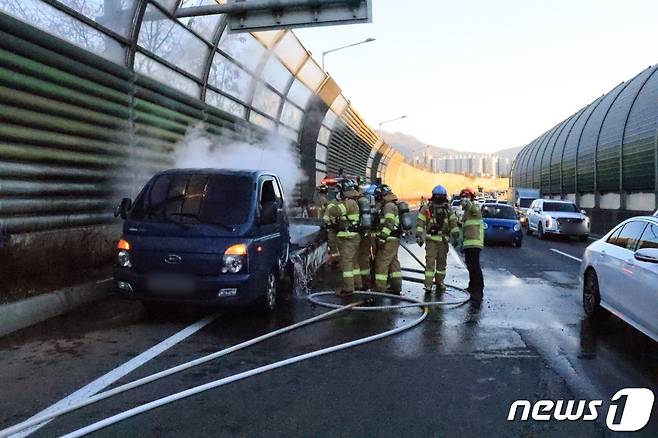 (대구=뉴스1) 이성덕 기자 = 11일 오후 4시29분쯤 대구 달서구의 중부내륙고속도로 성서방향으로 달리던 있던 1톤 화물차 적재칸에서 원인을 알 수 없는 불이 나 16분만에 진화됐다. (대구소방안전본부 제공) © 뉴스1