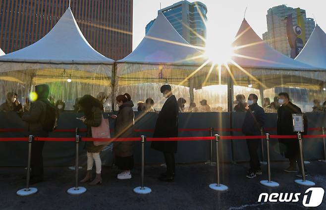 신종 코로나바이러스 감염증(코로나19) 신규 확진자가 3097명 발생한 11일 서울역 광장에 마련된 중구 임시선별검사소에서 시민들이 줄 서 있다. 2022.1.11/뉴스1 © News1 안은나 기자